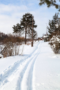 俄罗斯摩棱斯克地区冬日小俄罗斯村庄小径和滑雪场的运行