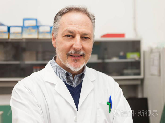 他实验室里的一位科学家的肖像照片-正版商用图片0ujgwp-摄图新视界
