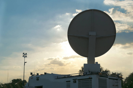接收发射卫星天线在汽车的屋顶上的记者照片