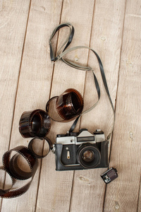 复古相机和电影在一个木质背景的顶部视图