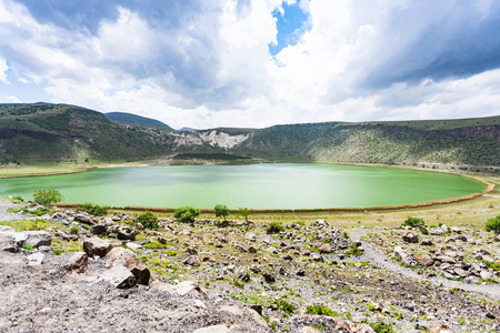 前往土耳其春季阿克萨赖省地热田 Narligol 火山口湖 纳尔湖 全景