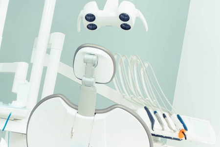 牙医在现代牙科诊所使用的牙科工具和配件