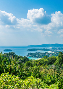 泰国普吉岛的热带海滩天际线在卡伦的观点假日假期概念