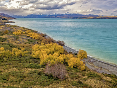 新西兰南岛秋季 Pukaki 湖的山上厨师