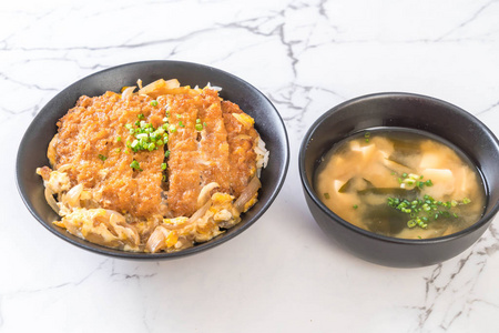 煎猪肉排骨饭碗 Katsudon日本料理风格