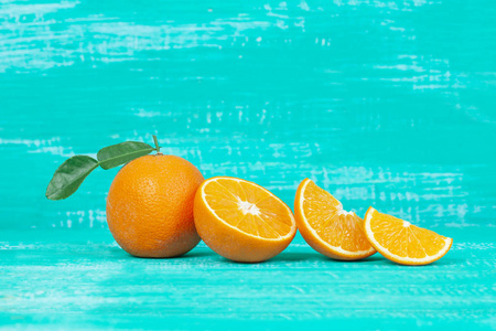橙色果子在颜色桌背景