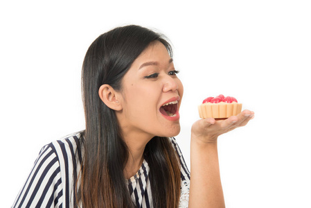 亚洲妇女吃蛋糕甜点甜食物在白色背景下