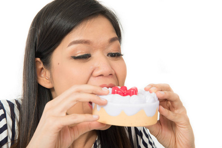 亚洲妇女吃蛋糕甜点甜食物在白色背景下