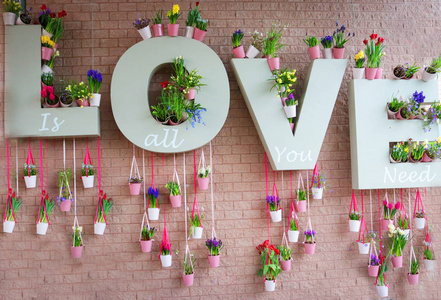 浪漫的爱的标志与花朵和粉红色的砖在背景
