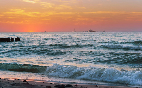 粉红色和紫色的天空和水在日落, 海日落, 在波罗的海的日出