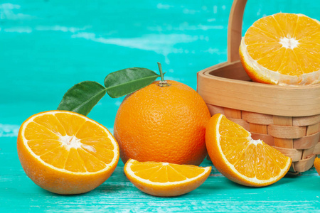 橙色果子在颜色桌背景