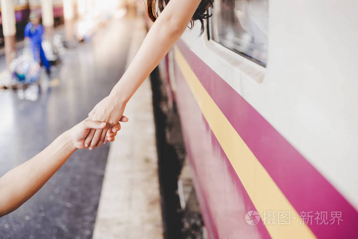 她必须去某个地方很长一段时间.他们通过牵手而告别.他们是如此哀伤