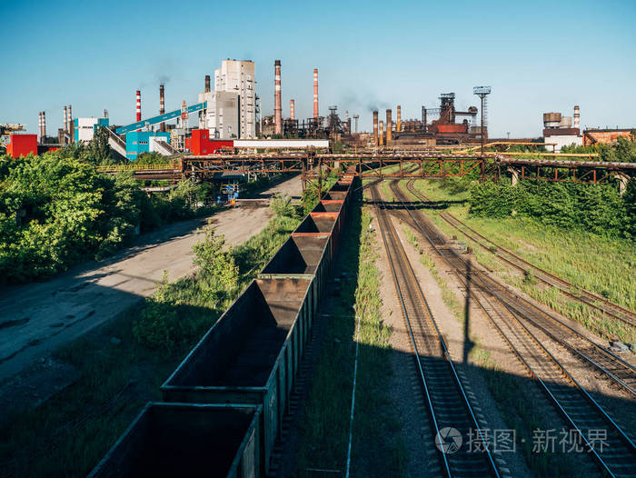 货运列车在工业园区铁路上与重工业的工厂和制造厂一起进行