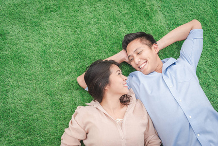 顶级数学幸福的亚洲情侣爱躺在草地上放松