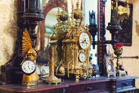 老式古董青铜钟和器皿在木架子上, 古董概念