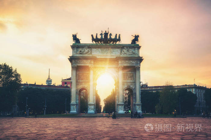 在意大利米兰, 古的步伐或 和平拱门, 是为了庆祝拿破仑的胜利而建造的。米兰城门位于意大利米兰 Simplon 广场中心。