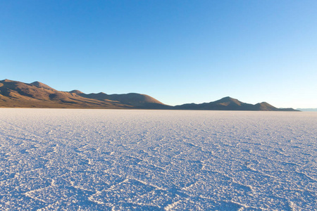 乌尤尼, 玻利维亚。世界上最大的盐平。玻利维亚的风景。山 Tunupa 视图