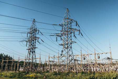 高压输电线和电力变压器站照片
