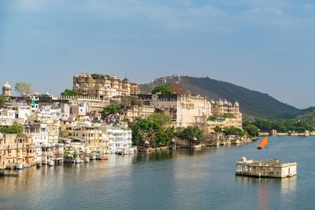 皮丘拉湖的乌得城上午, 拉贾斯坦邦, 印度。湖上倒影的城市宫殿观