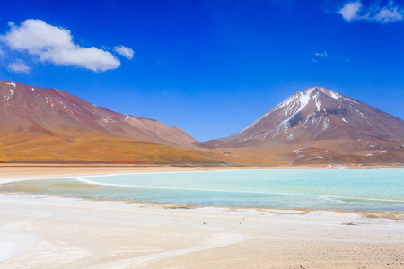 佛得角景观, 玻利维亚. 美丽的玻利维亚全景。绿色泻湖和 Licancabur 