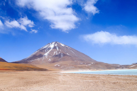 佛得角景观, 玻利维亚. 美丽的玻利维亚全景。绿色泻湖和 Licancabur 