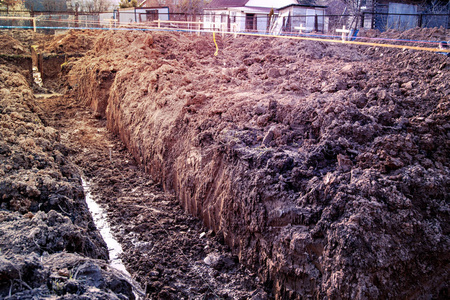 在地基下用手挖的沟槽或铺设排水线和从绳中抽出的线条, 使其平整。