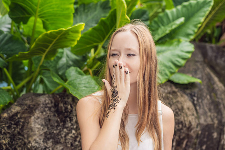 美丽的年轻女子与 mehendi。手饰指甲花纹身