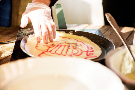 制作煎饼的过程, 在煎锅里画画