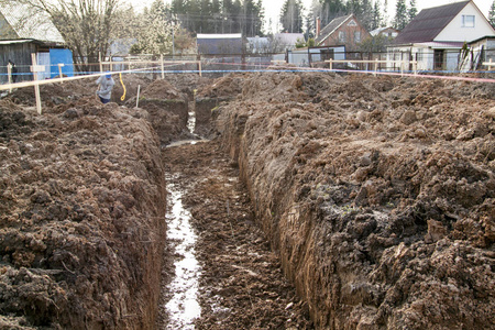 挖沟用手为基础或为排水铺设和被舒展的绳索线为光滑的开掘