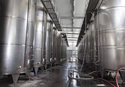 在乔治亚州的一个酿酒厂里有钢制葡萄酒容器的地区照片
