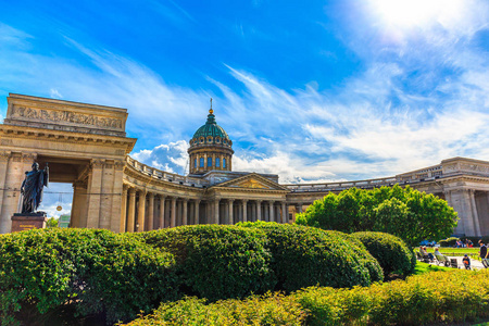 圣彼得堡, 俄罗斯, 在晴天的圣母大教堂与绿色植物的圆顶和柱廊