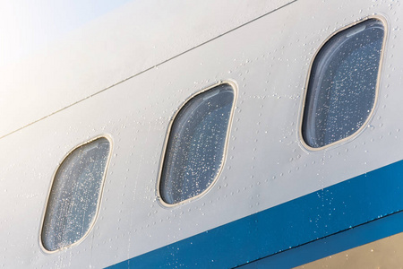 一架飞机的舷窗 windows 潮湿的天气在雨水滴，特写