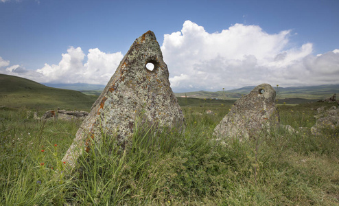 亚美尼亚巨石阵遗址被称为 Karahunj 在 Sisian