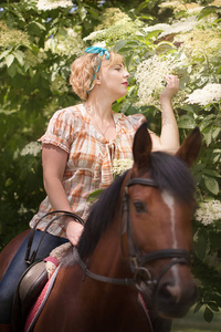 欢快, 美丽的金发女孩走在夏天阳光明媚的天气在河边的一匹马的森林
