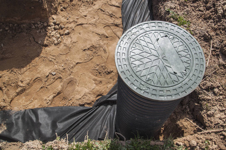 从房屋施工现场取水排水管道和检查井的看法照片