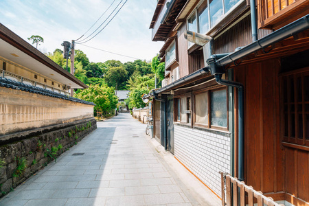 日本福冈的日本住宅和小巷