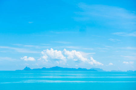 美丽的海和海洋与云彩在蓝天背景