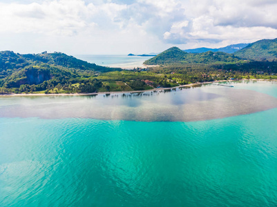 美丽的热带海滩和海的鸟瞰与棕榈树和其他树木在苏梅岛岛旅游和度假