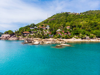 美丽的热带海滩和海的鸟瞰与棕榈树和其他树木在苏梅岛岛旅游和度假