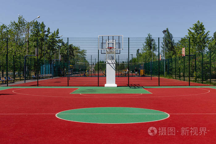 outodor 五颜六色的篮球场在城市公园里