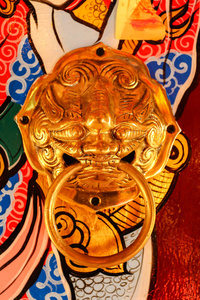 五颜六色的龙头在寺庙。泰国中国神社中的雕像
