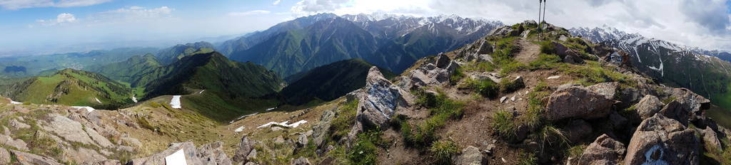 夏季反伊犁 Alatau 山景观全景