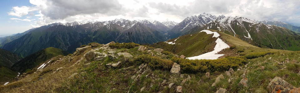 夏季反伊犁 Alatau 山景观全景