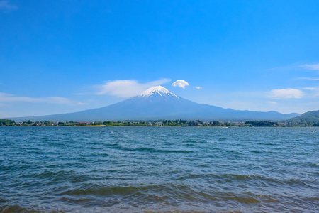 日本河口湖蓝天上著名的富士山景观