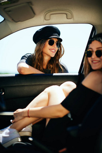 一个女人在车上, 其他靠在车窗上照片