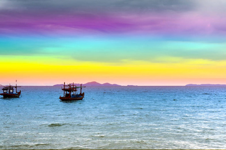 彩虹背面的乌云在海上.上帝保佑, 运气, 愿望, 礼物, 幸运的概念照片