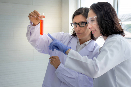 女科学家团队对红色试管的兴奋与实验室中的科学与化学实验