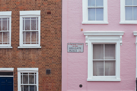 街道名字标志在 Hilgate 地方, 在一个粉红色的房子在诺丁山, 伦敦, 英国