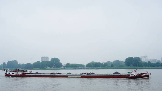 安特卫普 Schelde 河上的一艘货船