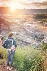 妇女 sstanding 在山上的早晨。巴厘岛岛